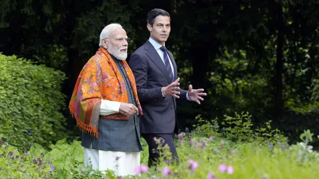 হেগের একটি বাগানে কথোপকথন প্রধানমন্ত্রী নরেন্দ্র মোদী ও প্রধানমন্ত্রী রব জেটেন