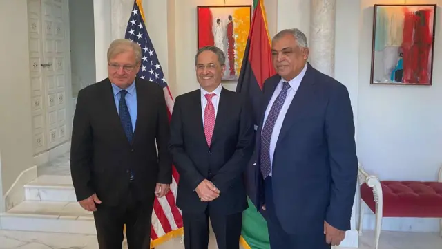 نائب رئيس الحكومة الليبية مع السفير الأمريكي وممثل عن يهود ليبيا