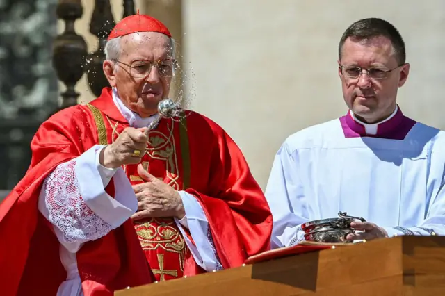 Giovanni Battista Re bendice el féretro del papa.