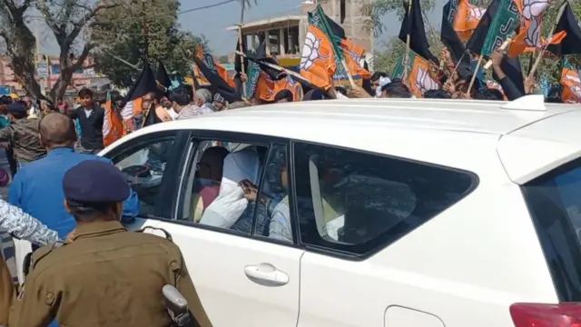 गिरिराज सिंह अपनी गाड़ी में मौजूद थे, तभी लोगों ने रास्ता रोककर नारे लगाने शुरू कर दिए.