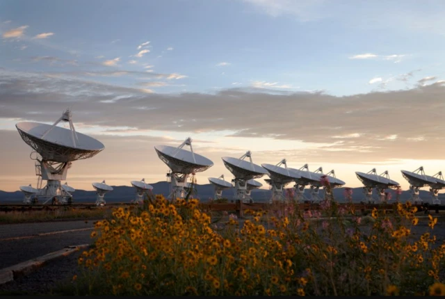 กล้องโทรทรรศน์วิทยุ VLA ในสหรัฐฯ เป็นส่วนหนึ่งของอุปกรณ์ที่ใช้สังเกตการณ์คลื่นความโน้มถ่วงพื้นหลัง