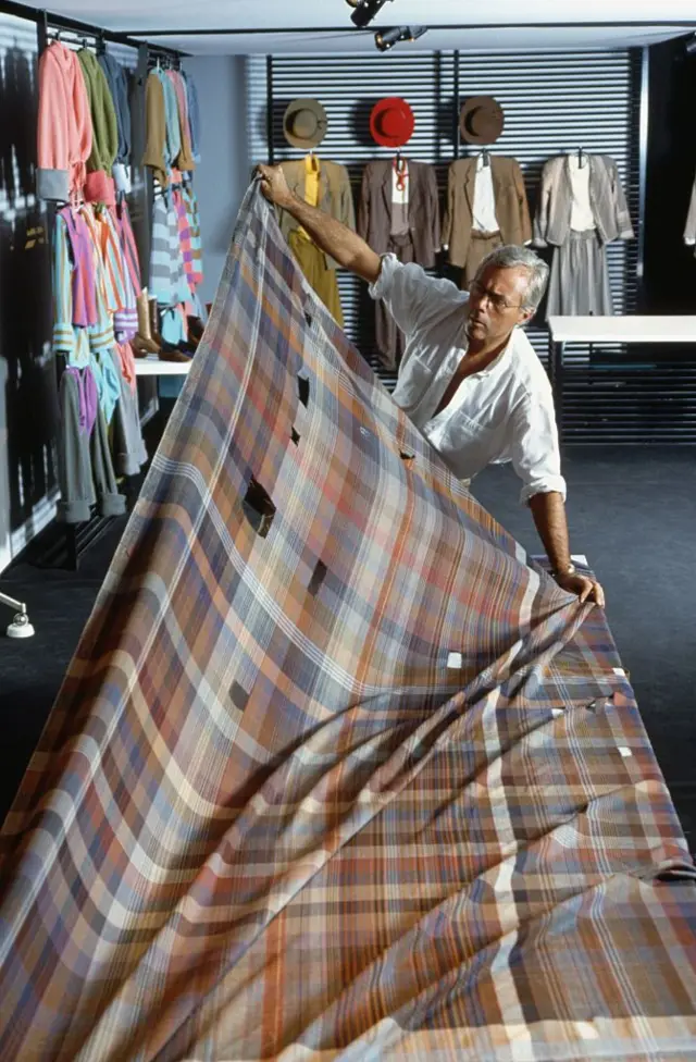 Armani con una tela.