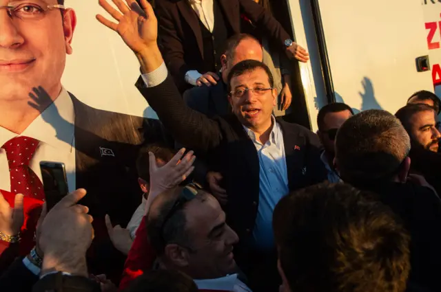 Mayoral candidate for Istanbul of Republican People's Party (CHP) Ekrem Imamoglu waves at supporters during a campaign rally, on March 18, 2019. 