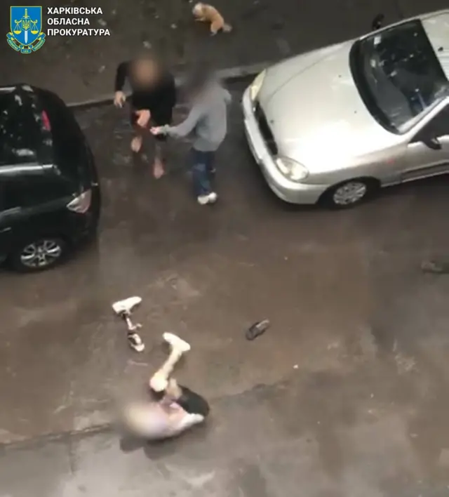 Скріншот з відео очевидиці: потерпілий, якому поцілили в живіт, лежить на землі, поруч – його протез. Один з очевидців підійшов до нападника, простягаючи руки до зброї