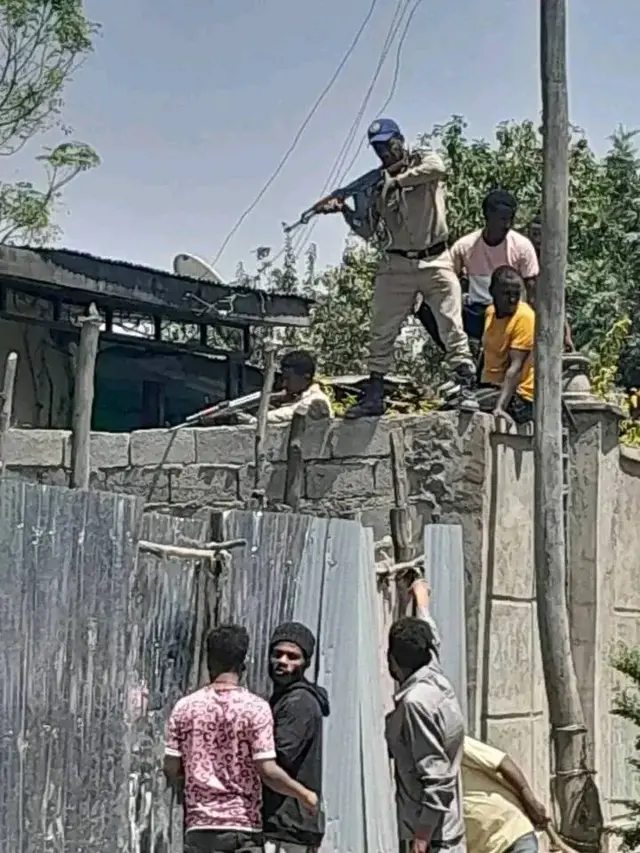 Poolisii fi uummati waliin ta'uun qeerransa kana ajjeesan