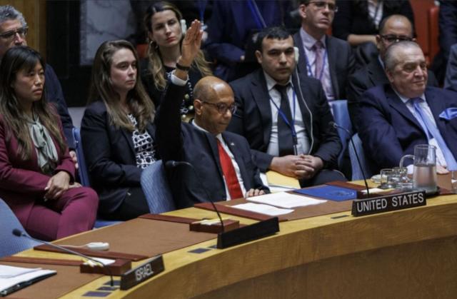 ممثل الولايات المتحدة روبرت وود يرفع يده للإشارة إلى تصويته ضد عضوية فلسطين في الأمم المتحدة خلال اجتماع مجلس الأمن في مقر الأمم المتحدة في نيويورك