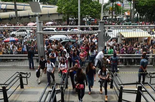 Alunos chegando para fazer prova do Enem numa escola