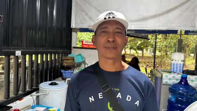 Di Solo, Jawa Tengah, Ari Kristanto, 57 tahun, berkata tak melihat adanya antrean panjang di SPBU dekat rumahnya.