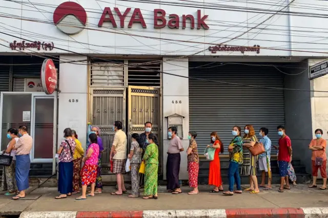 စစ်တပ်အာဏာသိမ်းမှုအပြီး ၂၀၂၁ ခုနှစ်၊ ဧပြီလမှာ ရန်ကုန်မြို့က AYA ဘဏ်ရှေ့မှာ ငွေထုတ်ဖို့ တန်းစီနေတဲ့ မြင်ကွင်း (ပုံဟောင်း)


