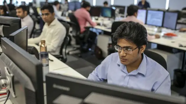 வேலை இல்லை, செலவு அதிகம்: சிக்கலில் இந்திய நடுத்தர வர்க்கம் – என்ன நடக்கிறது?