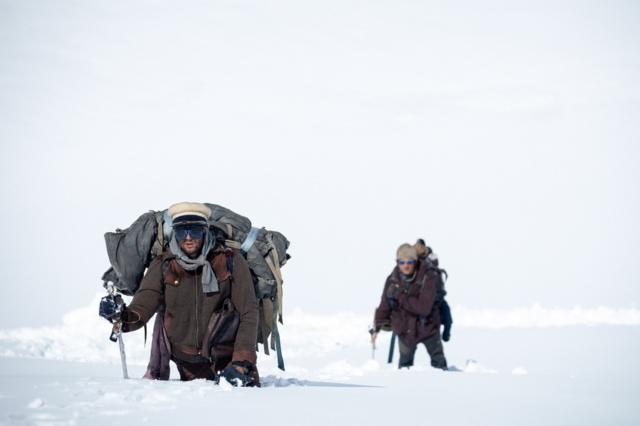 Agustín Della Corte y Matías Recalt en una de las escenas de ascenso a la montaña en la última expedición en busca de rescate.