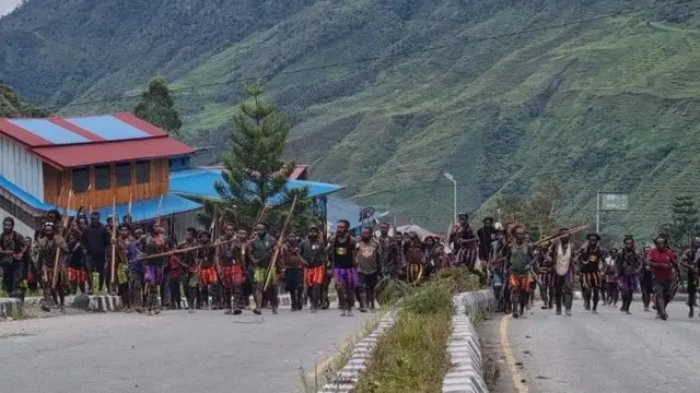 Massa pendukung calon legislatif (caleg) di Puncak Jaya, Papua Tengah terlibat aksi saling serang.