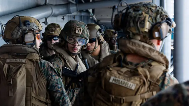 Marines estadounidenses llevan a cabo un ejercicio de tiro real a bordo del buque de asalto anfibio USS Tripoli, en un lugar no revelado dentro de la zona de responsabilidad del Mando Central de EE.UU., durante el ataque contra Irán denominado "Operación furia épica", el 27 de marzo de 2026.