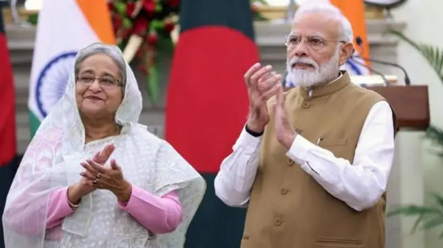 இந்தியா எப்போதும் வங்கதேசத்தை ஷேக் ஹசீனா குடும்பத்தின் கண்ணாடியின் வழியாகவே பார்த்து வருவதாகவும், அதற்கு அப்பால் பார்க்க ஒருபோதும் முயற்சிக்கவில்லை என்றும் வங்கதேச ஊடகங்களில் கூறப்படுகிறது.