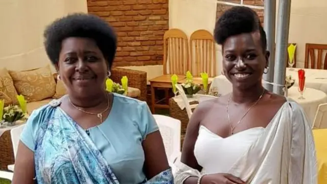 Libertas Ezako ari kumwe na nyina wiwe Laurence Ndadaye i Bujumbura mu Burundi