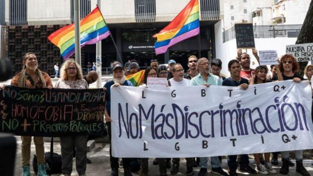 Pessoas com faixasjogo pixbetmanifestação contra a prisão dos 33