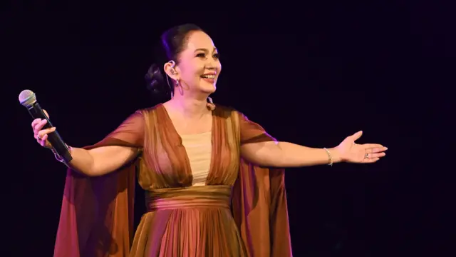 Penyanyi asal Malaysia Sheila Majid menghibur penonton International Golo Mori Jazz 2025 pada Sabtu (12/4/2025).