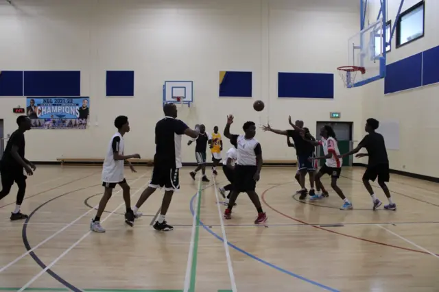 Abantu barimo gukina umukino w'amaboko