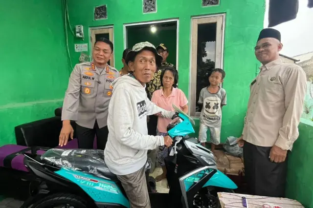 Suderajat (49), pedagang es gabus yang menerima motor dan modal usaha dari Polres Metro Depok seusai viral karena dituduh dagangannya menggunakan spons, Bojonggede, Kabupaten Bogor, Selasa (27/1/2026).