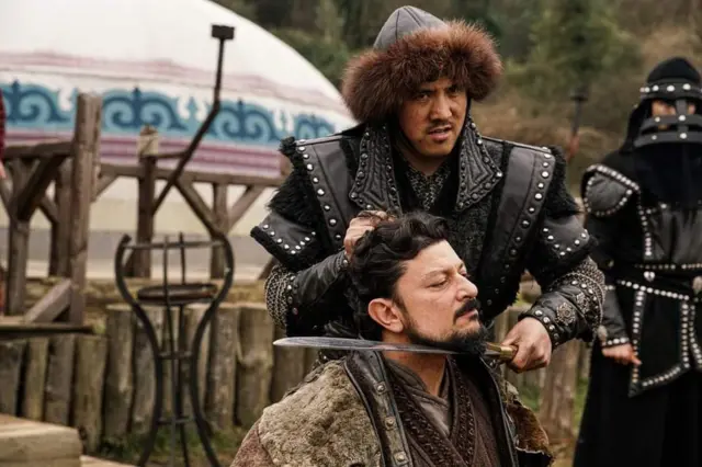 "Курулуш Осмон" сериалы, 12-сериасы, 2020-жыл, февраль айы. Монгол кол башчысынын (нойон) ролунда кыргызстандык жаш окумуштуу Дастан Разак уулу