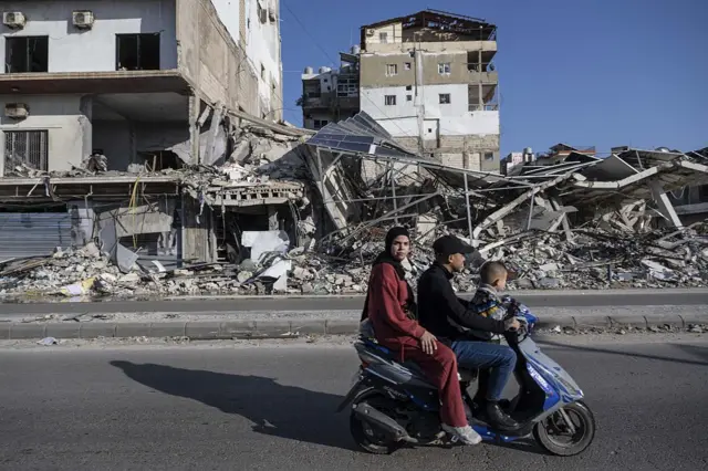 லெபனானில் சேதமடைந்த  கட்டடங்கள் 