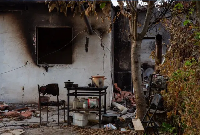 Casa destruída pelas chamas 