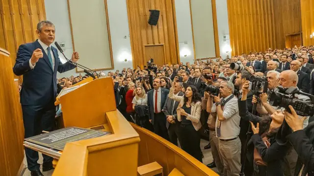  Görevden alınan ana muhalefet partisi Cumhuriyet Halk Partisi (CHP) Genel Başkanı Ögur Özel, 2 Haziran 2026'da Ankara'da düzenlenen Türkiye Büyük Millet Meclisi grup toplantısında milletvekillerine hitap ediyor.
