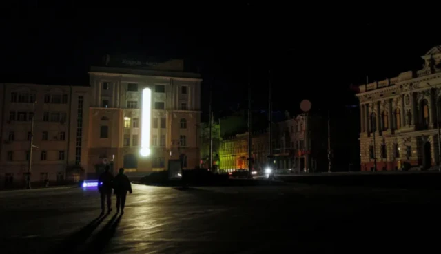 யுக்ரேனில் டார்ச் லைட் வெளிச்சத்தில் அறுவை சிகிச்சை செய்யும் மருத்துவர்கள் - என்ன காரணம்?