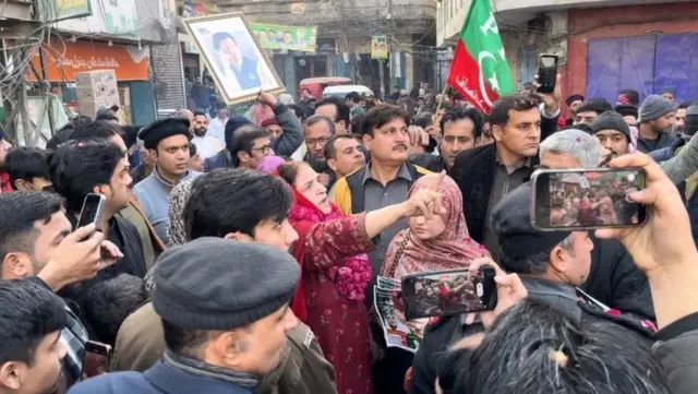 સિયાલકોટના રસ્તાઓ પર ફરીને ચૂંટણી પ્રચાર કરતાં રહેાના ડાર