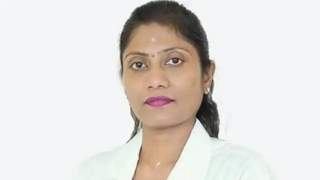 गोळी विरघळवलेलं पाणी मुलांचं नाक दाबून त्यांच्या तोंडात ओतणं हे धोकादायक आहे असं डॉ. रेवती सांगतात.