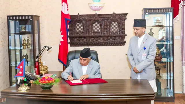 राष्ट्रपति कार्यालयमा हस्ताक्षर गर्दै रामचन्द्र पौडेल