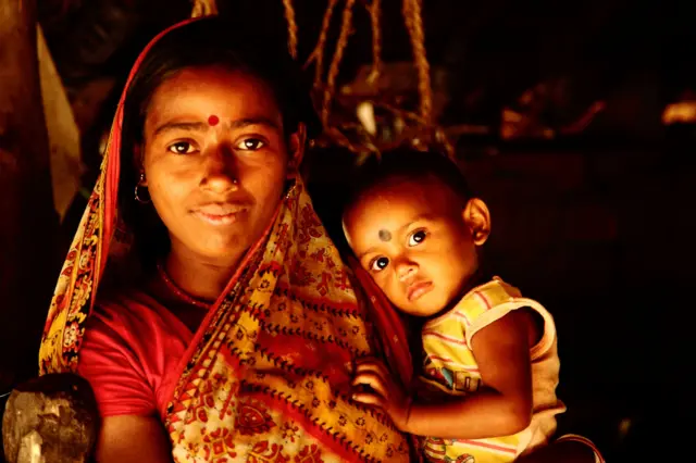 या फोटोत बाळ आपल्या आईच्या कडेवर बसलेलं दिसत आहे.