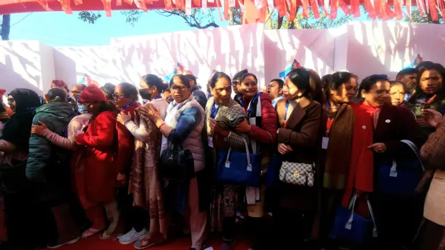 एमालेको नेतृत्व चयनका लागि मतदान गर्न लाइनमा बसेका मतदाता