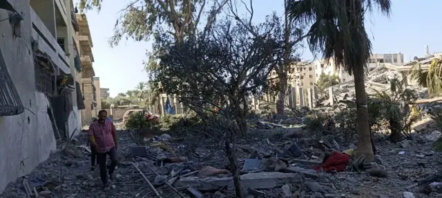 තමන් ජීවත් වන නිවස පිහිටි ගොඩනැගිල්ල ආසන්නයේ වූ ගොඩනැගිල්ලකට ඊශ්‍රායල් ගුවන් ප්‍රහාරයක් එල්ලවූ බව ෆාතිමා රිකාසා පැවසුවාය.