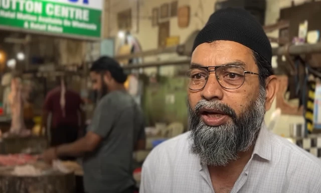 मुस्लीम व्यावसायिकांना मात्र झटका पद्धत प्रचलित झाली तर व्यवसायावर परिणाम होण्याची भीती वाटते आहे, असं झाकीर कुरेशी सांगतात.