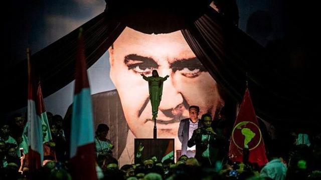 Salacef loterias quinavelório, com grande imagemcef loterias quinaAlan García ao fundo