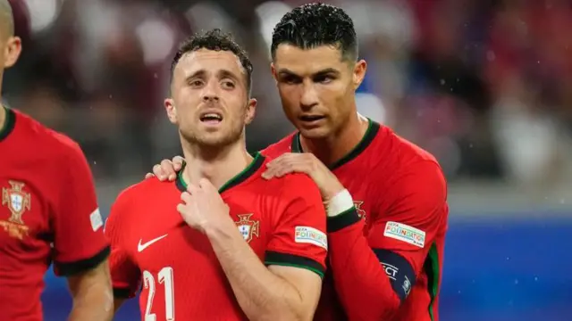 Diogo Jota y Cristiano Ronaldo jugando para Portugal