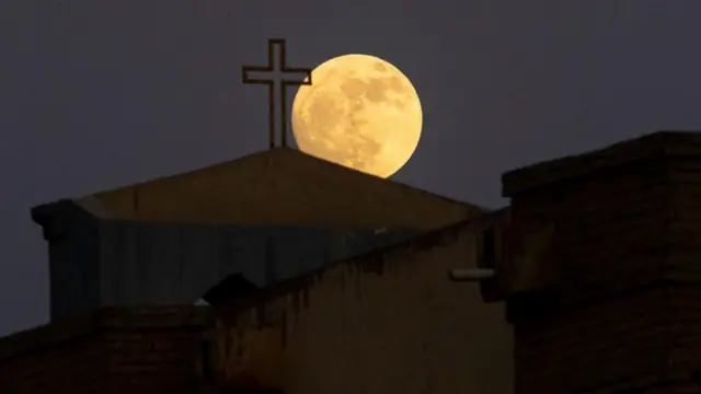 ইরাকের বাসরা শহরে ভার্জিন মেরি চালডিয়ান ক্যাথেড্রালে পূর্ণিমার চাঁদ