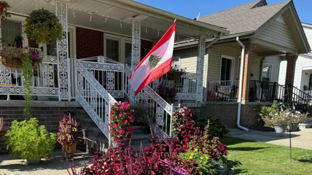 Uma casa em Michigan com a bandeira do Líbano em Dearborn, Michigan