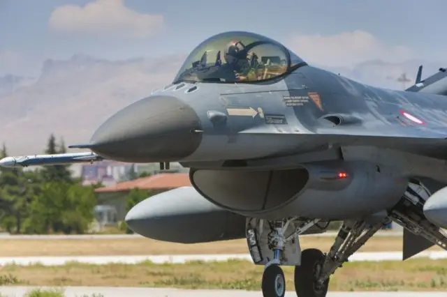 Le F-16 Faucon de combat.