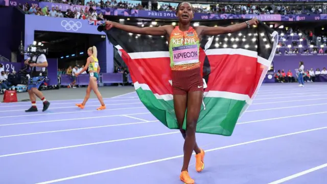 Faith Kipyegon afta running, she hold Kenya flag