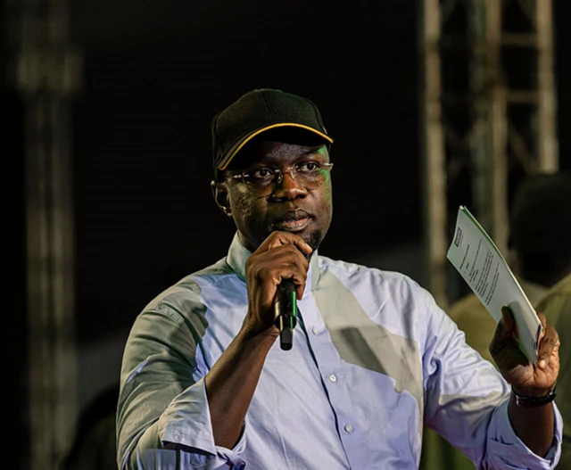 Le Premier ministre sénégalais Ousmane Sonko s'adresse à ses partisans lors d'un rassemblement à Dakar, le 8 novembre 2025.