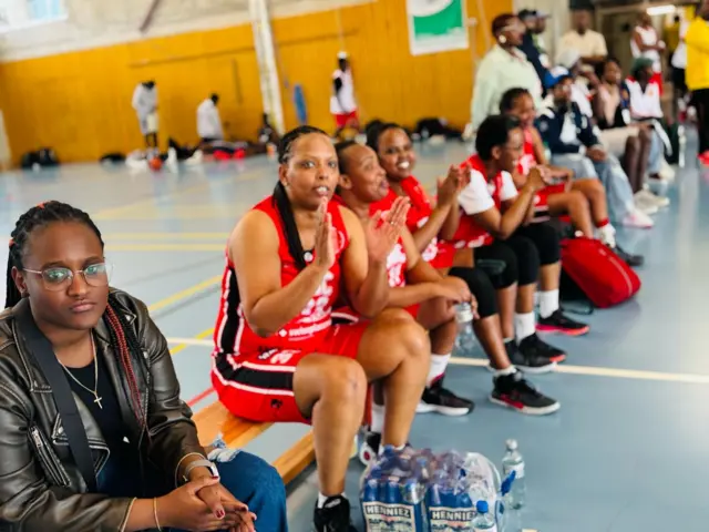 Abakobwa bakiri bato bicaye ku ntebe mu mwambaro wo gukina umupira, Genève ku wa 19 Ndamukiza 2025