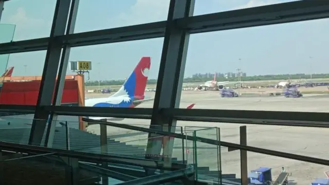 विमानस्थलमा नेपाल वायुसेवा निगमको एउटा जहाज