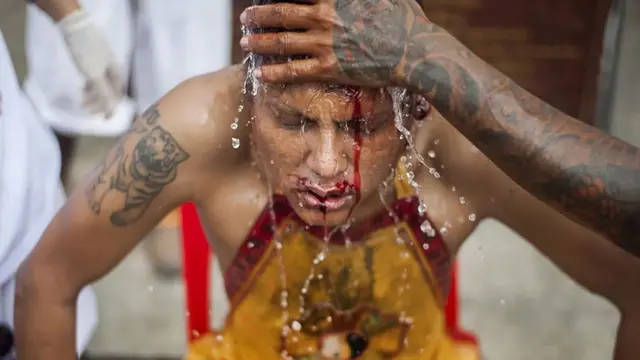 થાઇલૅન્ડમાં વેજિટેરિયન ફેસ્ટિવલમાં શ્રદ્ધાળુ