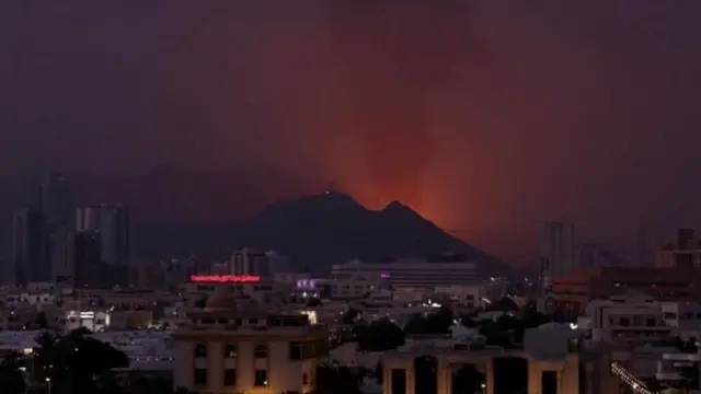আরব আমিরাতে ফুজাইরা তেল অঞ্চলে ক্ষেপণাস্ত্রের ধ্বংসাবশেষ পড়ে আগুন ধরে যায়