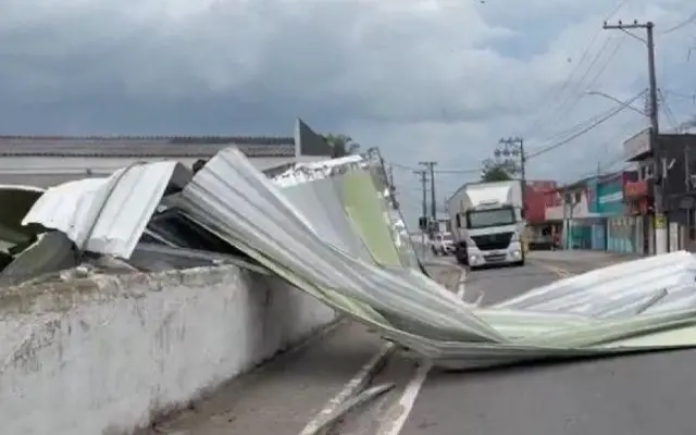 São Sebastião, no litoral de São Paulo, foi atingida pelas fortes rajadas de vento. Uma pessoa morreu.