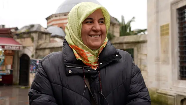 Nurten Hanım, Eyüp Sultan'da, sokakta BBC Türkçe'ye konuşuyor. 