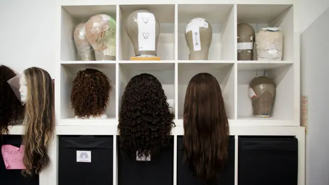 Diversas perucas aparecem em um ateliê