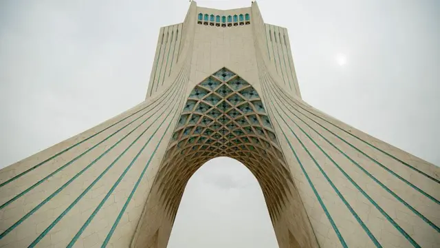 1971 ஆம் ஆண்டு தெஹ்ரானில் கட்டப்பட்ட இந்தக் கட்டடம், இரானிய பாரம்பரியத்தை பிரதிபலிக்கிறது.
